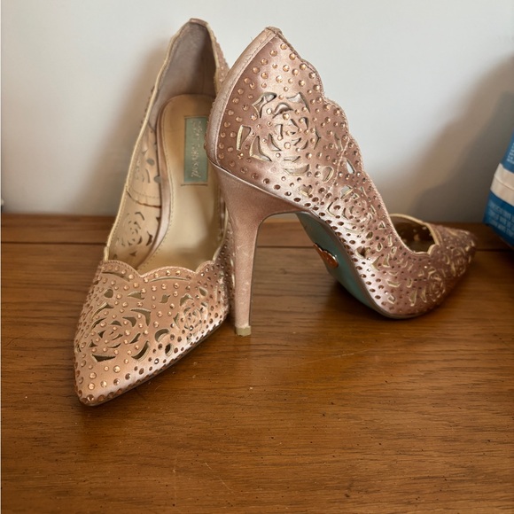 Blue by Betsey Johnson Champagne Heels - Picture 1 of 6